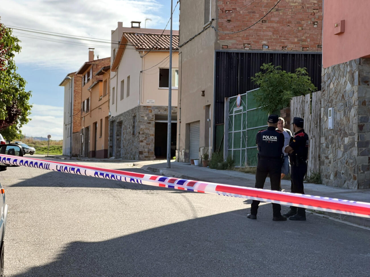El Mossos d'Esquadra treballen a la casa on hi ha hagut el tiroteig (fotografia: ACN / Lourdes Casademon).
