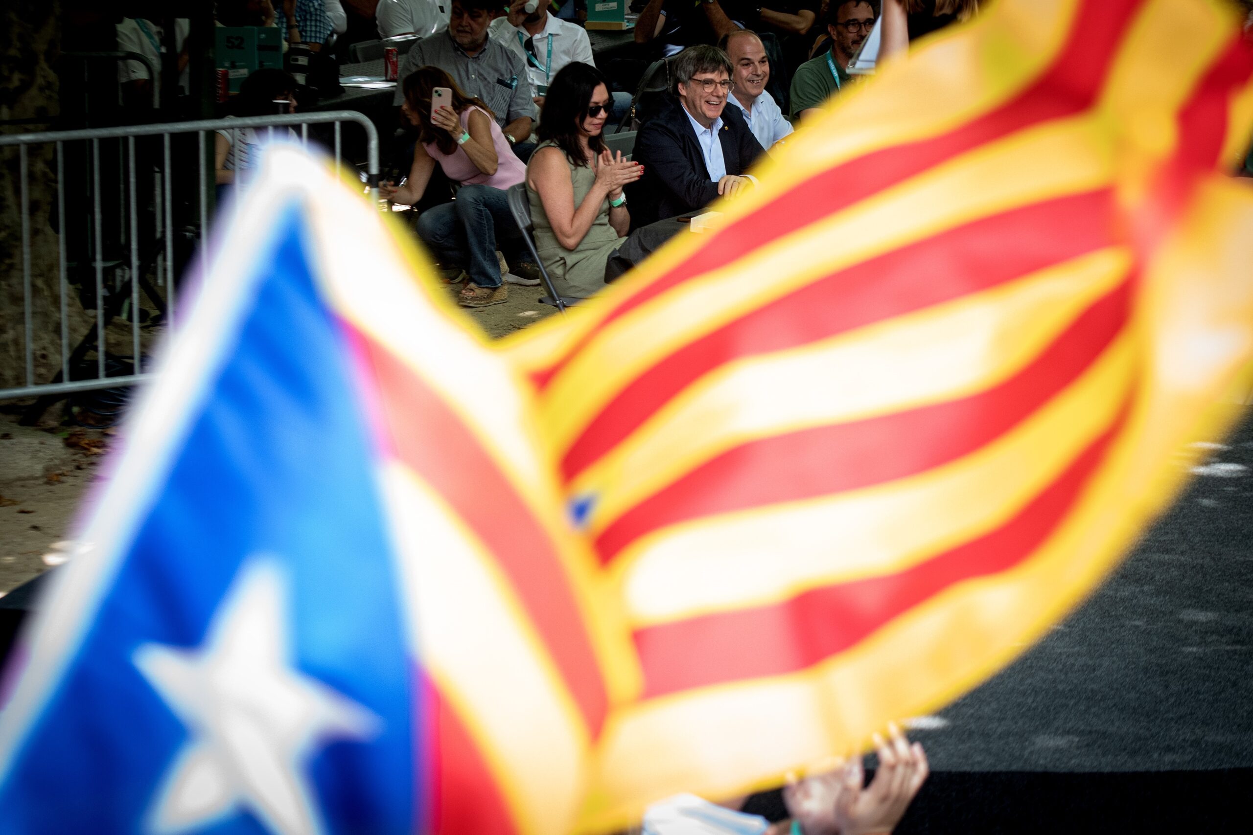 Marcela Topor, Carles Puigdemont i Jordi Turull, ahir a Prats de Molló (fotografia: Glòria Sánchez).