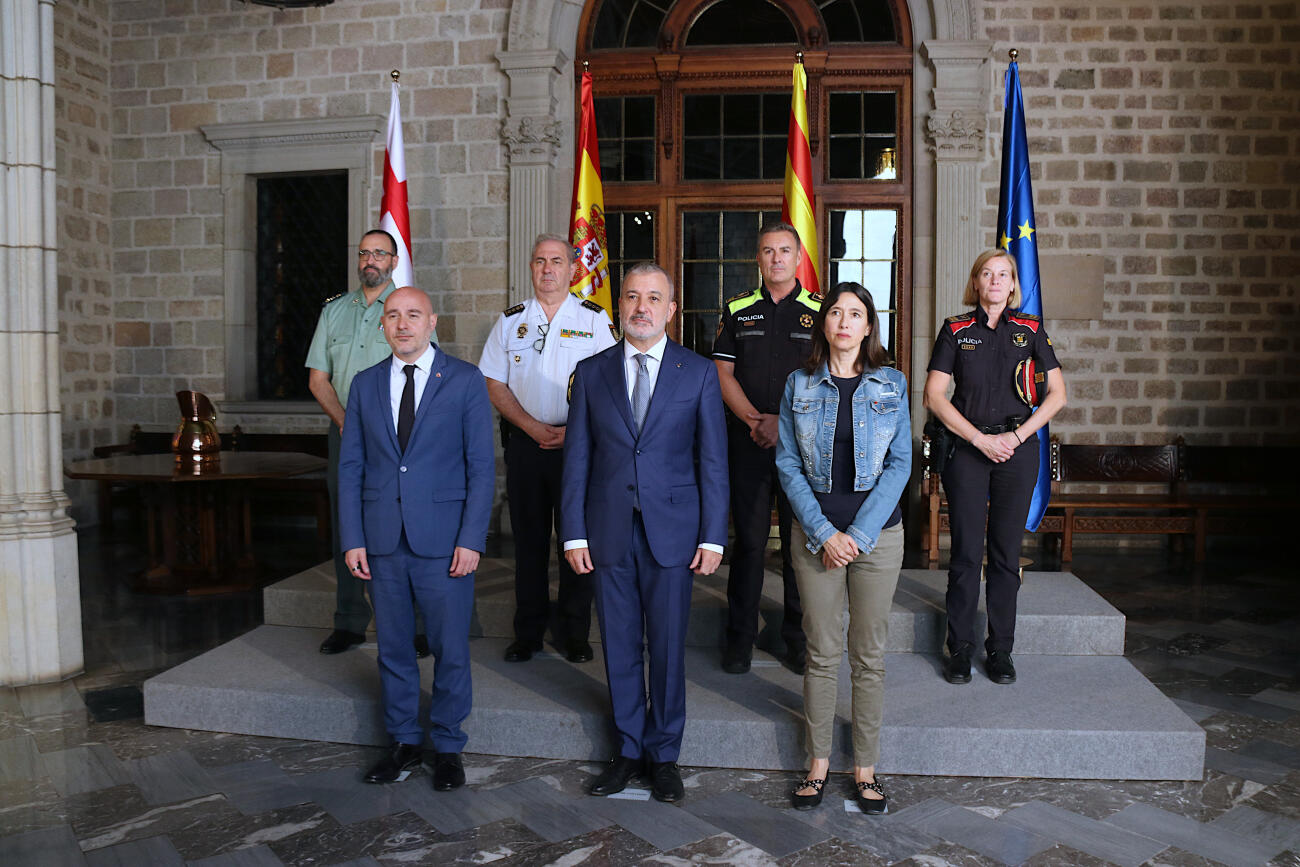 L'alcalde de Barcelona, Jaume Collboni, amb la consellera d'Interior, Núria Parlon, el delegat del govern espanyol a Catalunya, Carles Prieto, i responsables dels cossos policials que operen a la ciutat (fotografia: ACN / Norma Vidal).