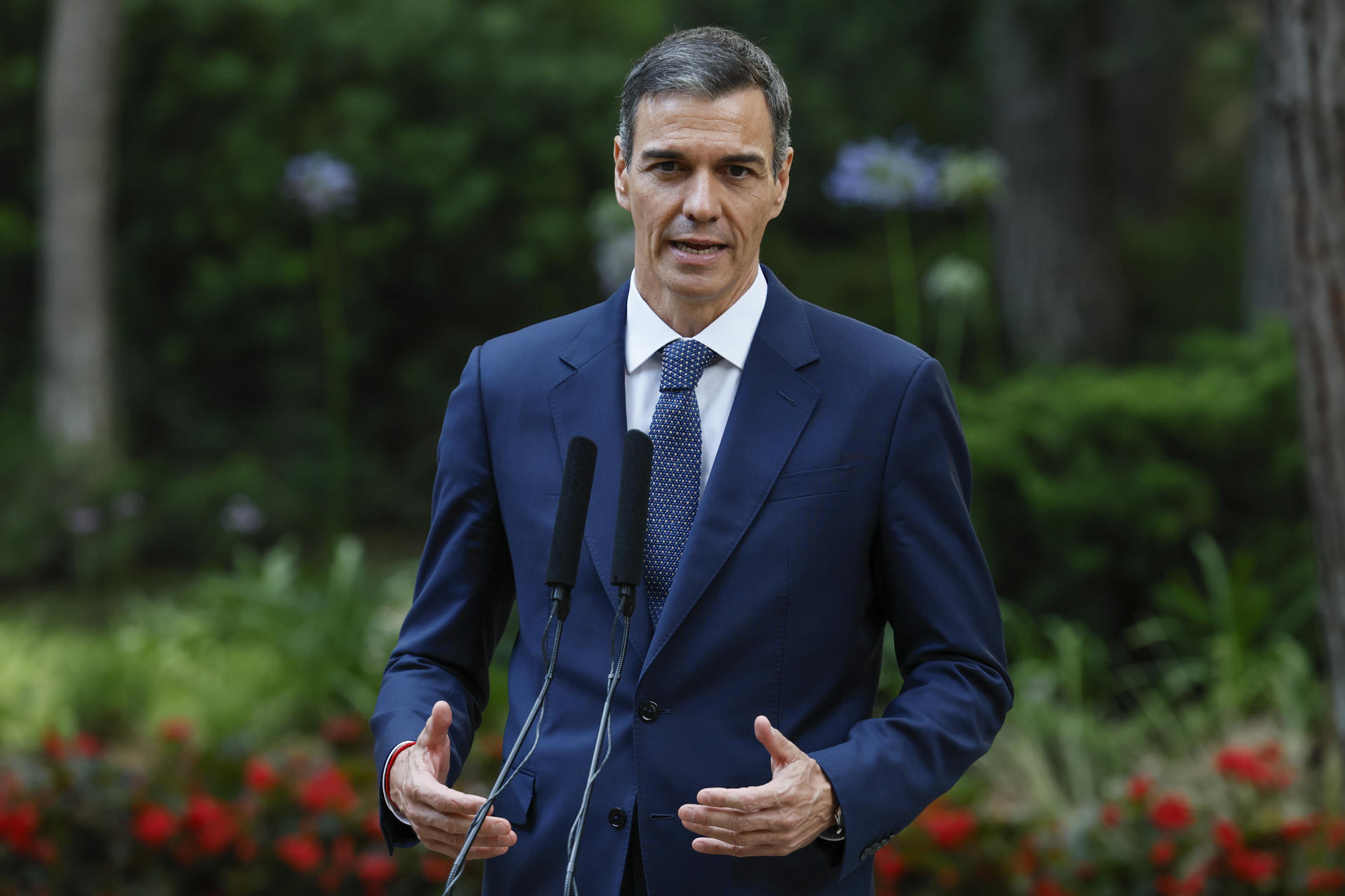 Pedro Sánchez, en l'atenció als mitjans de comunicació (fotografia: EFE / Ballesteros).