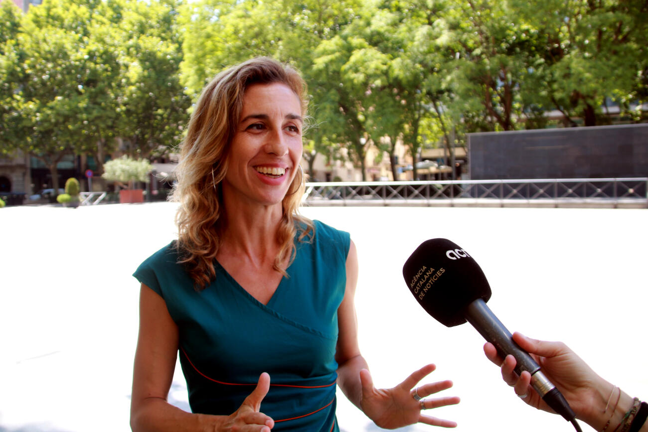 La diputada de la CUP, Laia Estrada, atenent l'ACN per valorar la Comissió Bilateral Estat-Generalitat (fotografia: ACN / Mar Rovira).