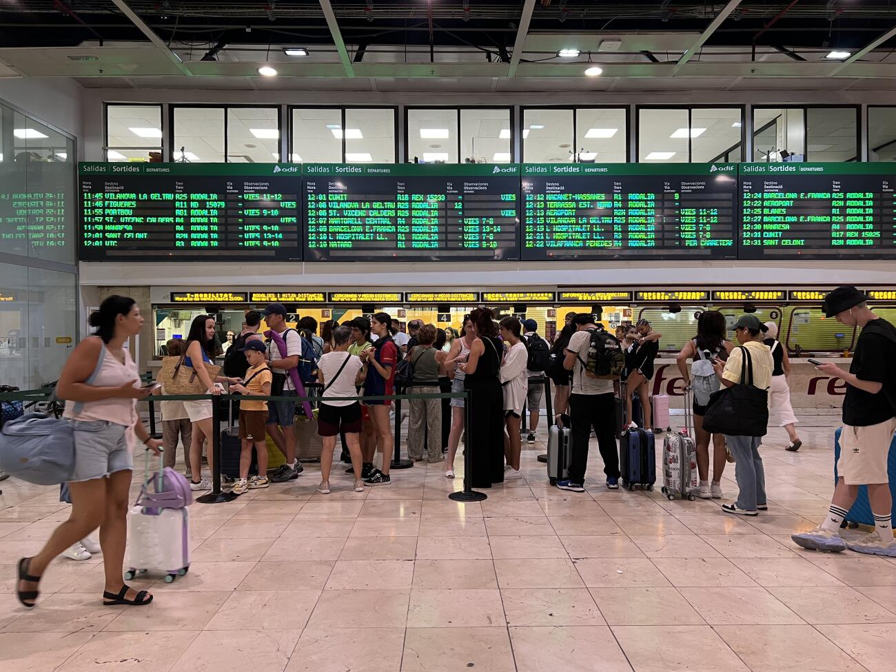 Imatge de les taquilles de l'estació de Sants durant la incidència (fotografia: ACN / Lorcan Doherty).