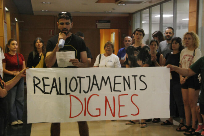 Sindicats de l’habitatge irrompen en oficines de l’Ajuntament de Barcelona per reclamar reallotjaments dignes