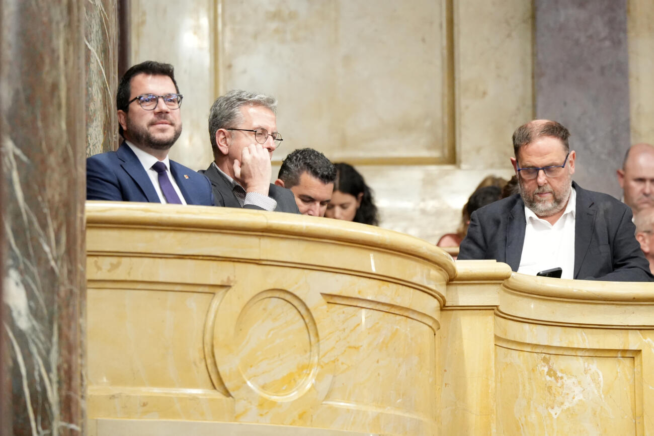 Pere Aragonès i Oriol Junqueras, a la tribuna del Parlament de Catalunya, en un ple (fotografia: ACN)