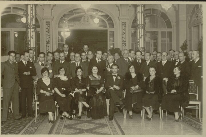 Federico García Lorca, al centre, amb els assistents al banquet organitzat el 1935 al Majestic (fotografia: Fundación Federico García Lorca).