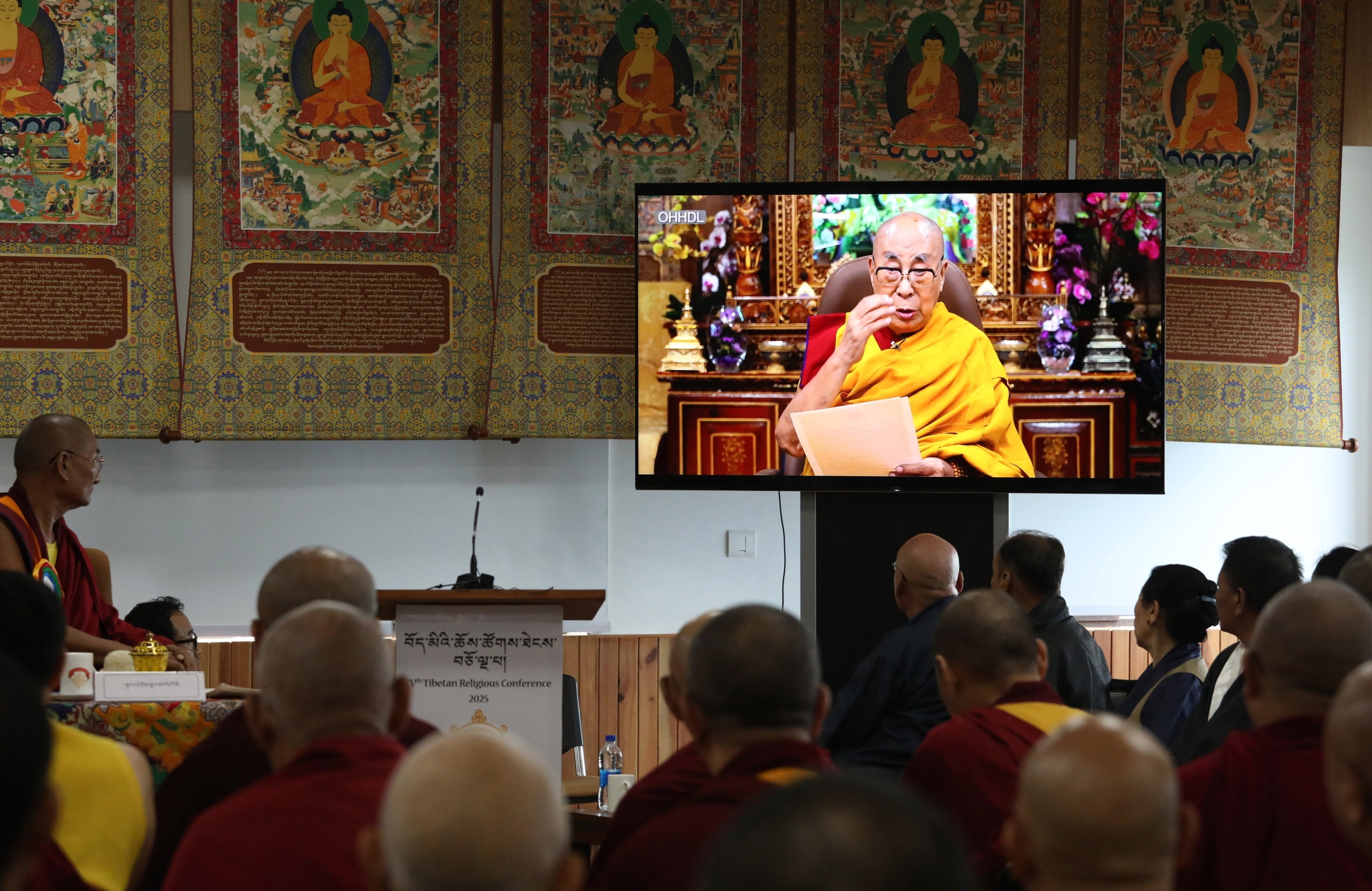 Un grup de monjos budistes segueix el discurs del dalai-lama al temple de Tsuglhakhang, prop de la ciutat índia de Dharamsala, ahir (fotografia: Stringer/Efe).