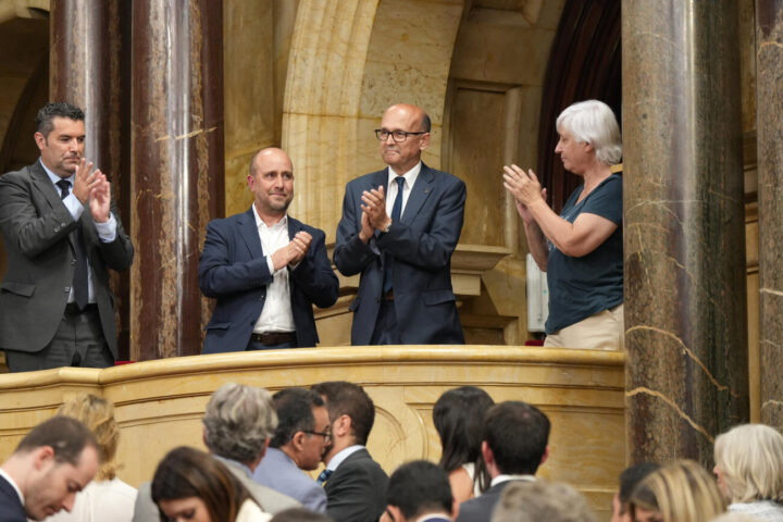 El batlle d'Aiguafreda, Miquel Parella, aplaudint al ple (fotografia: Maria Pratdesaba).