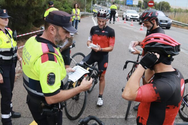 Els Mossos alerten que molts ciclistes circulen sense documentació per la carretera