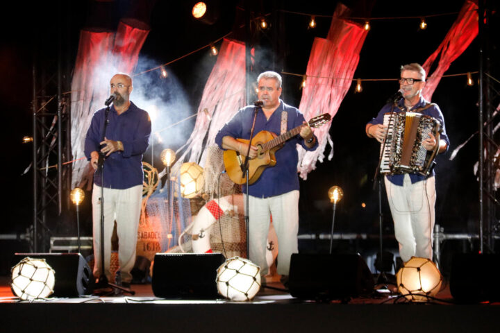 El grup Peix Fregit durant la cantada d'havaneres del 2025 (fotografia d’arxiu).