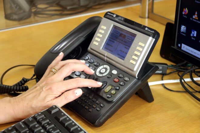 El congrés espanyol aprova la nova llei d’atenció al client que garanteix el dret de ser atès en català