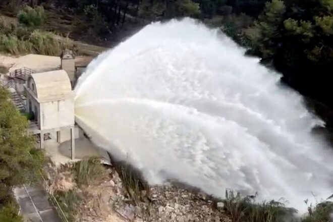 El pantà del Foix en alerta per superar el llindar per sobreeiximent, tot i que el cabal comença a disminuir