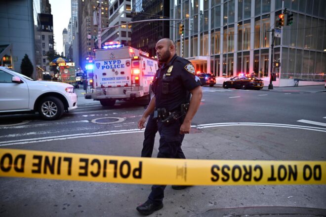 Un home armat amb un rifle mata quatre persones en un gratacel al centre de Nova York