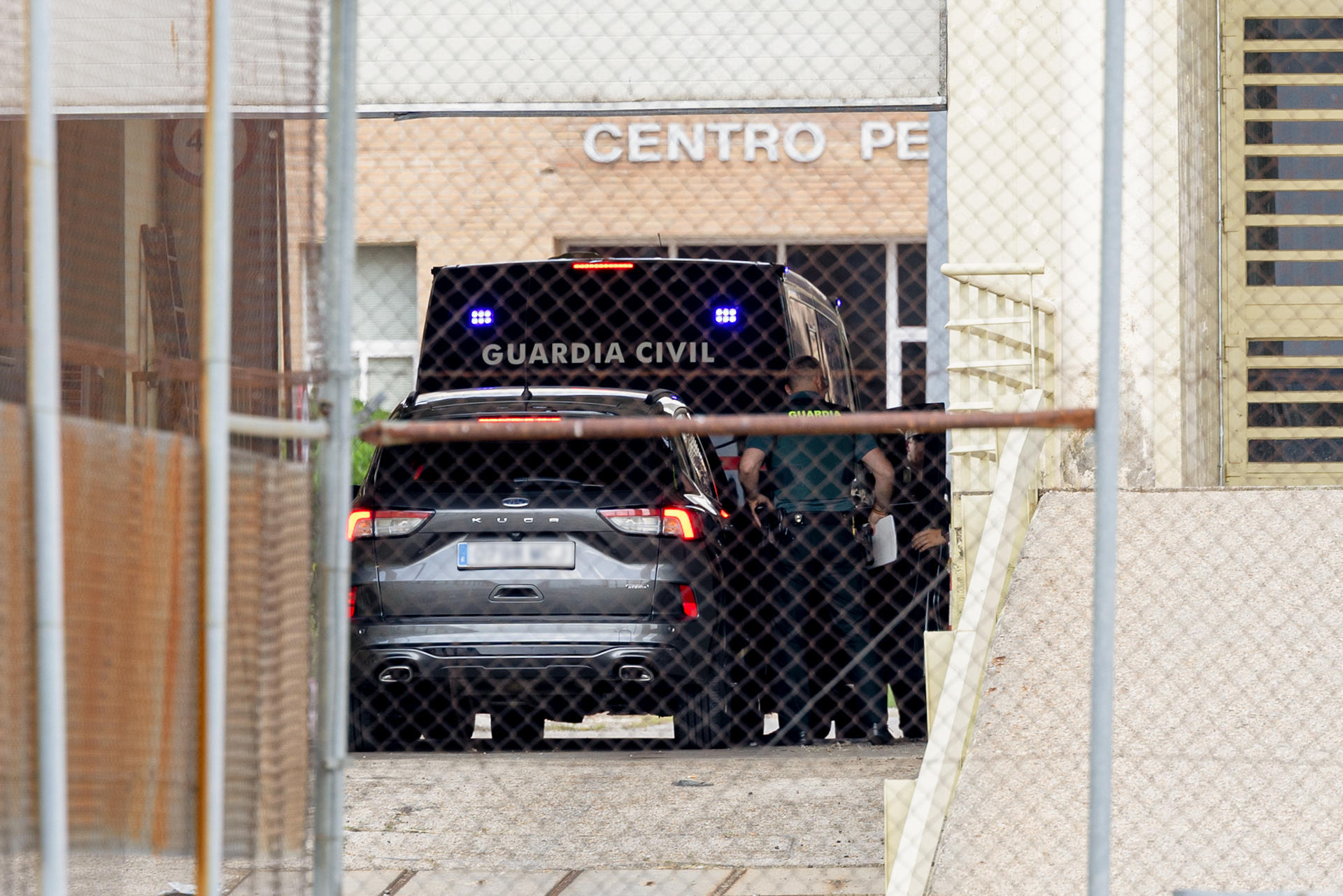 El moment en què l'ex-secretari d'Organització del PSOE, Santos Cerdán, ingressa a la presó (fotografia: Daniel González).