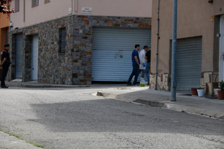 Investigadors i científica sortint de la casa (fotografia: ACN / Lourdes Casademont).