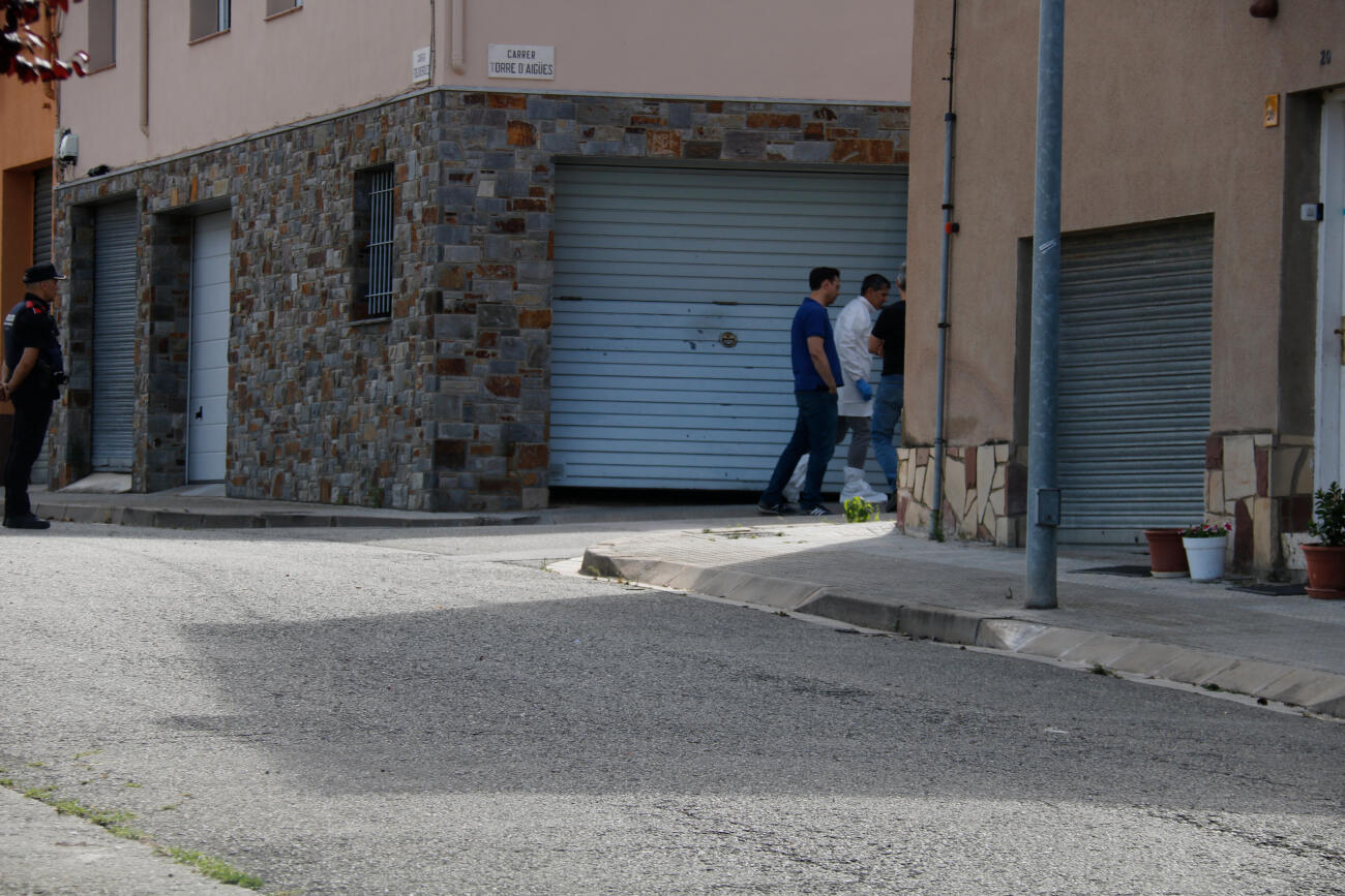 Investigadors i científica sortint de la casa (fotografia: ACN / Lourdes Casademont).