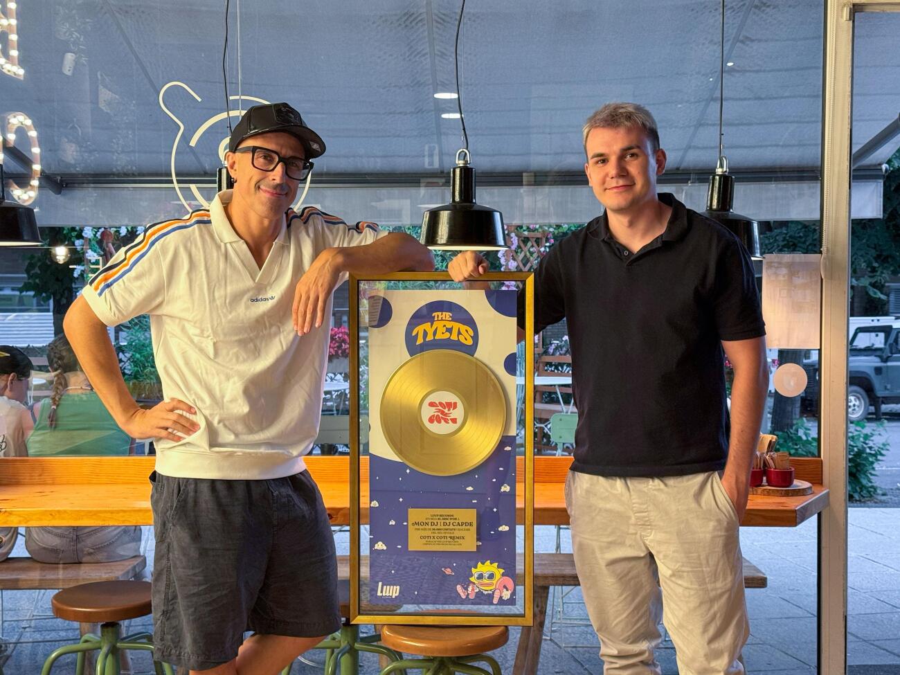 Mon DJ i DJ Capde, amb el disc d'or (fotografia: cedida).