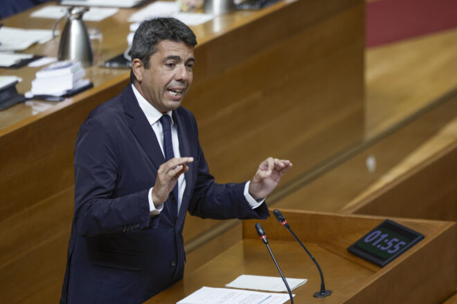 Carlos Mazón es regala una glopada d’oxigen al final del curs parlamentari