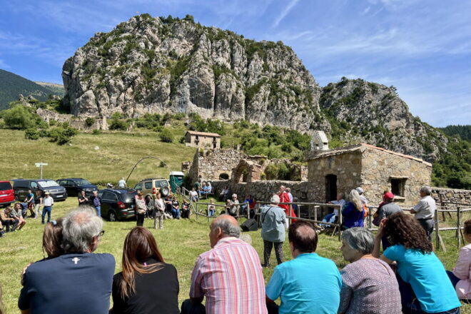 Un poble del Berguedà on no hi viu ningú aplega desenes de persones per celebrar la seva festa major