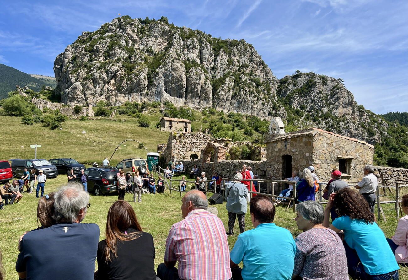 Alguns dels assistents a la festa major de Peguera durant l'ofici (fotografia: ACN / Laura Busquets).