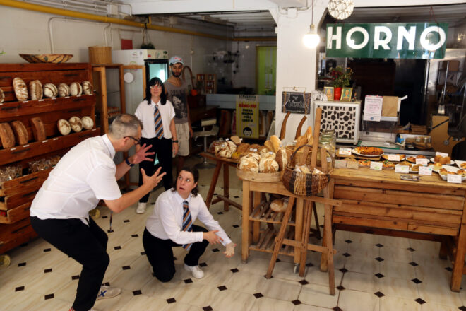 Una ruta de microteatre improvisat reivindica els comerços del barri del Poble-sec