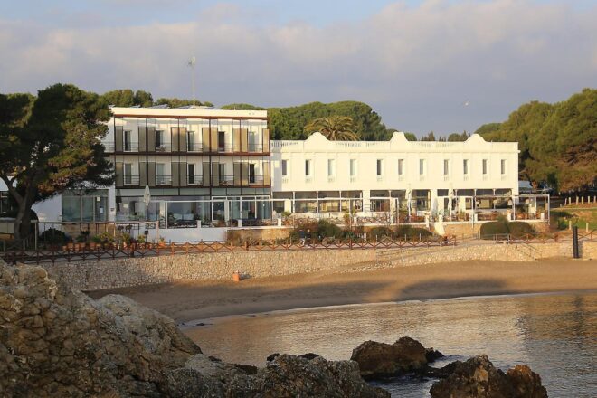 L’hotel d’Empúries que va començar servint refrescs als arqueòlegs
