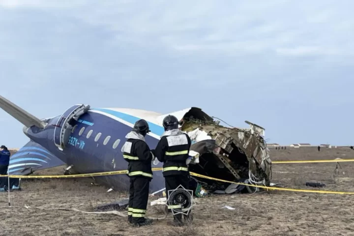 Restes del vol 8243 d'Azerbaijan Airlines, que s'estavellà el desembre passat en un accident que deixà trenta-vuit morts. L'accident, que Bakú atribuí a l'impacte d'un míssil terra-aire rus, fou el gran detonant de l'empitjorament de les relacions entre ambdós països (fotografia: Servei d'emergències del Cassaquistan/Efe).