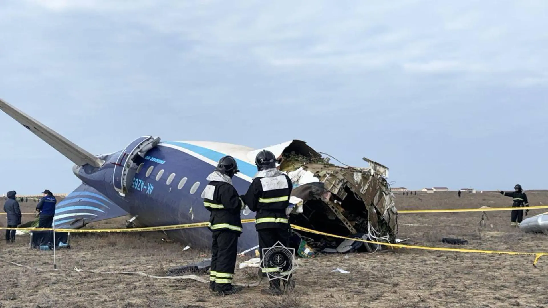 Restes del vol 8243 d'Azerbaijan Airlines, que s'estavellà el desembre passat en un accident que deixà trenta-vuit morts. L'accident, que Bakú atribuí a l'impacte d'un míssil terra-aire rus, fou el gran detonant de l'empitjorament de les relacions entre ambdós països (fotografia: Servei d'emergències del Cassaquistan/Efe).