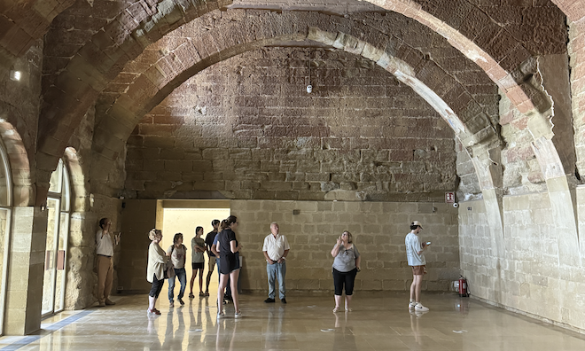 La història manipulada en una visita guiada al monestir de Sixena: “Ja hi haurien de ser”