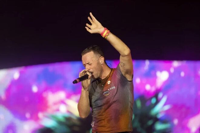 El vídeo de la infidelitat al concert de Coldplay mostra el perill de les càmeres i la policia de la moral a internet