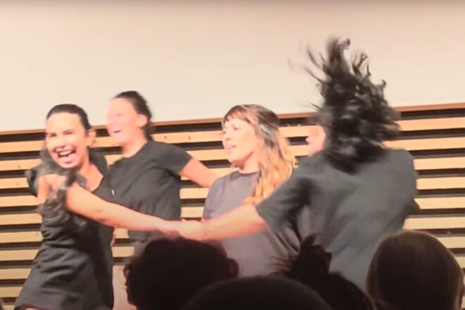 El vídeo del número que ridiculitza el català en un acte de l’Ajuntament de Barcelona sobre discriminacions