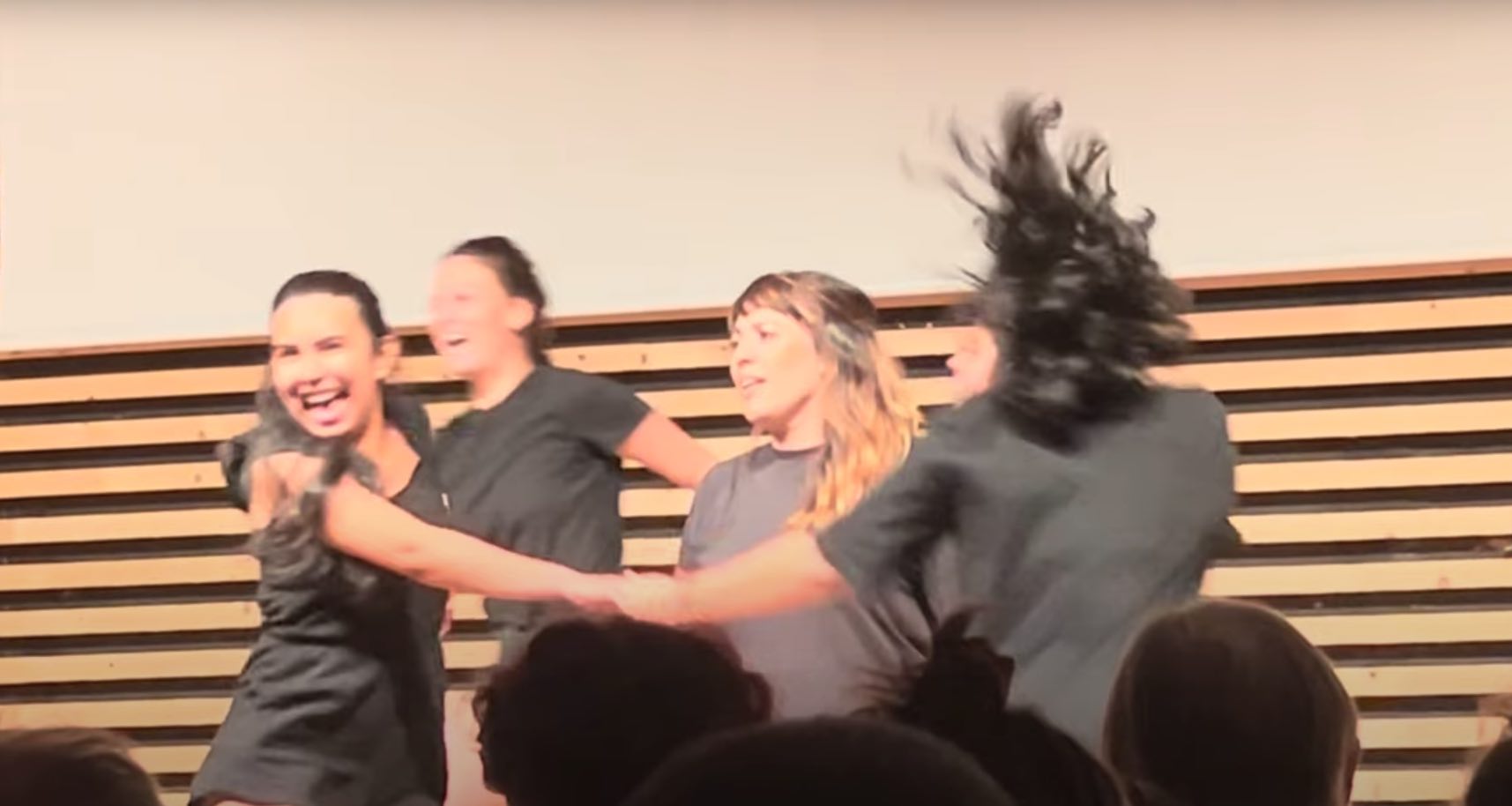 Representació en què la suposada víctima és al centre d’una sardana al ritme del “Bon dia” de Dàmaris Gelabert.