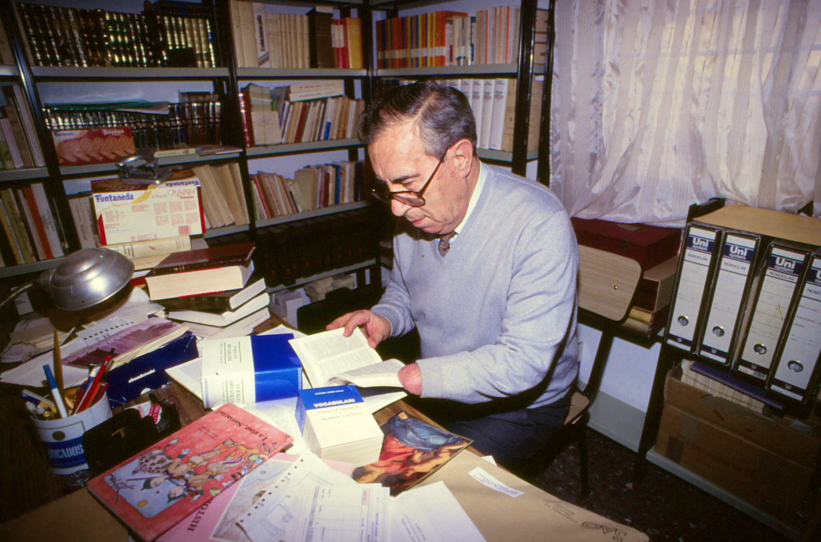 Francesc Ferrer Pastor treballant a sa casa a mitjans dels anys noranta del segle passat