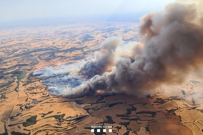 Els bombers esperen d’estabilitzar l’incendi de Torrefeta aquesta nit i calculen que afecta unes 5.000 hectàrees
