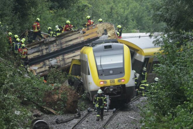 Diversos morts i ferits arran del descarrilament d’un tren al sud d’Alemanya