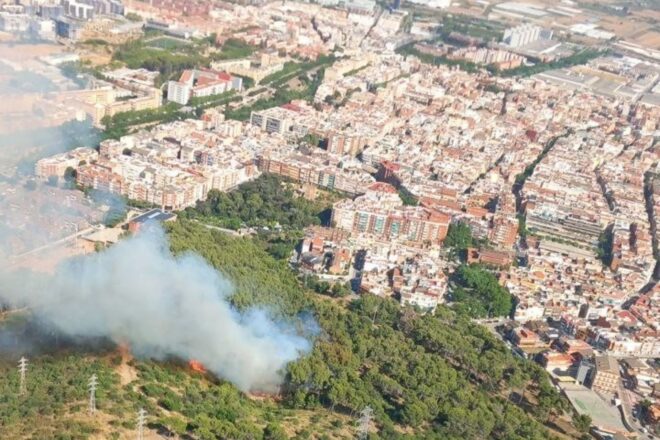 Estabilitzat l’incendi en una zona boscosa pròxima a Viladecans