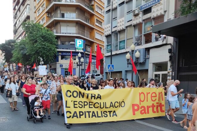 “Alacant no es ven”: desenes de persones es manifesten contra la turistificació