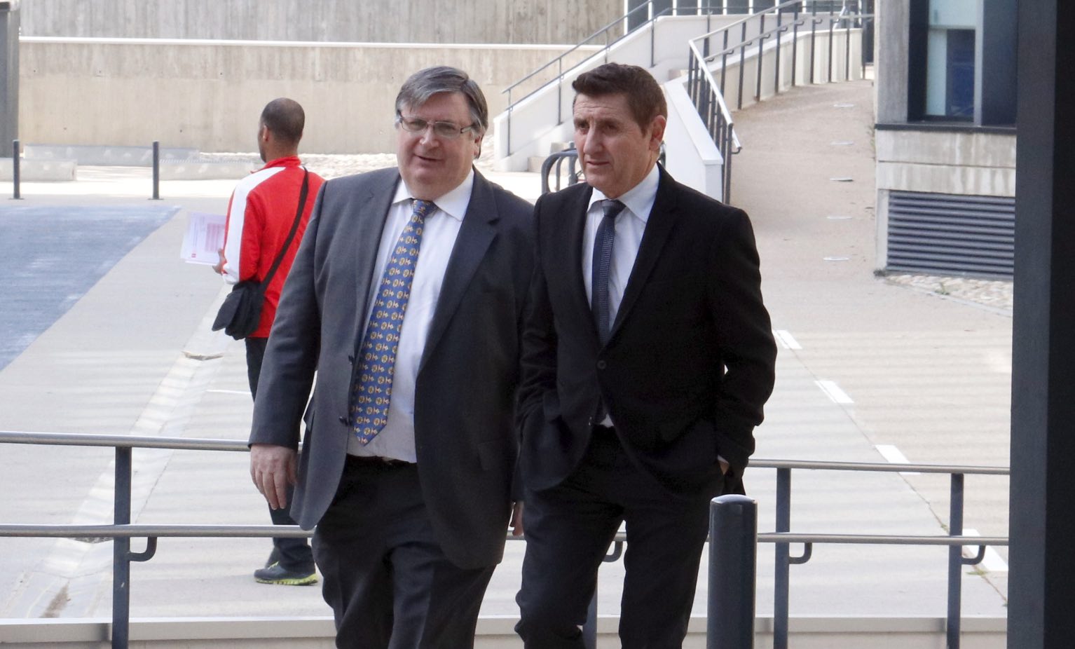 L'advocat Jorge Español (esquerra) entrant als jutjats d'Osca al costat d'Ildefonso Salillas, de l'ex-batlle de Vilanova de Sixena