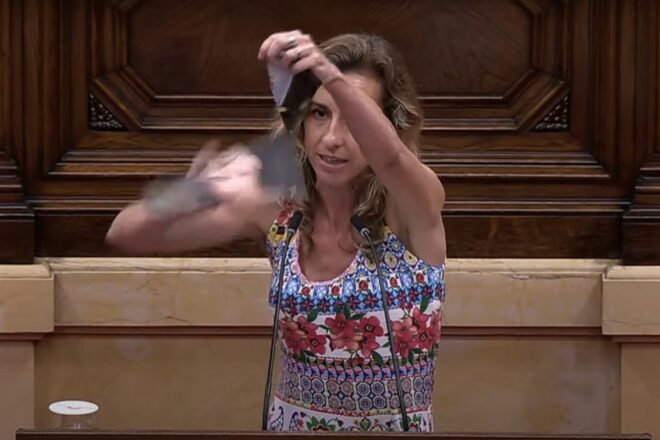 [VÍDEO] Estrada indigna el PP i Vox estripant un retrat de Felipe VI: “Ja us agradaria que calléssim”