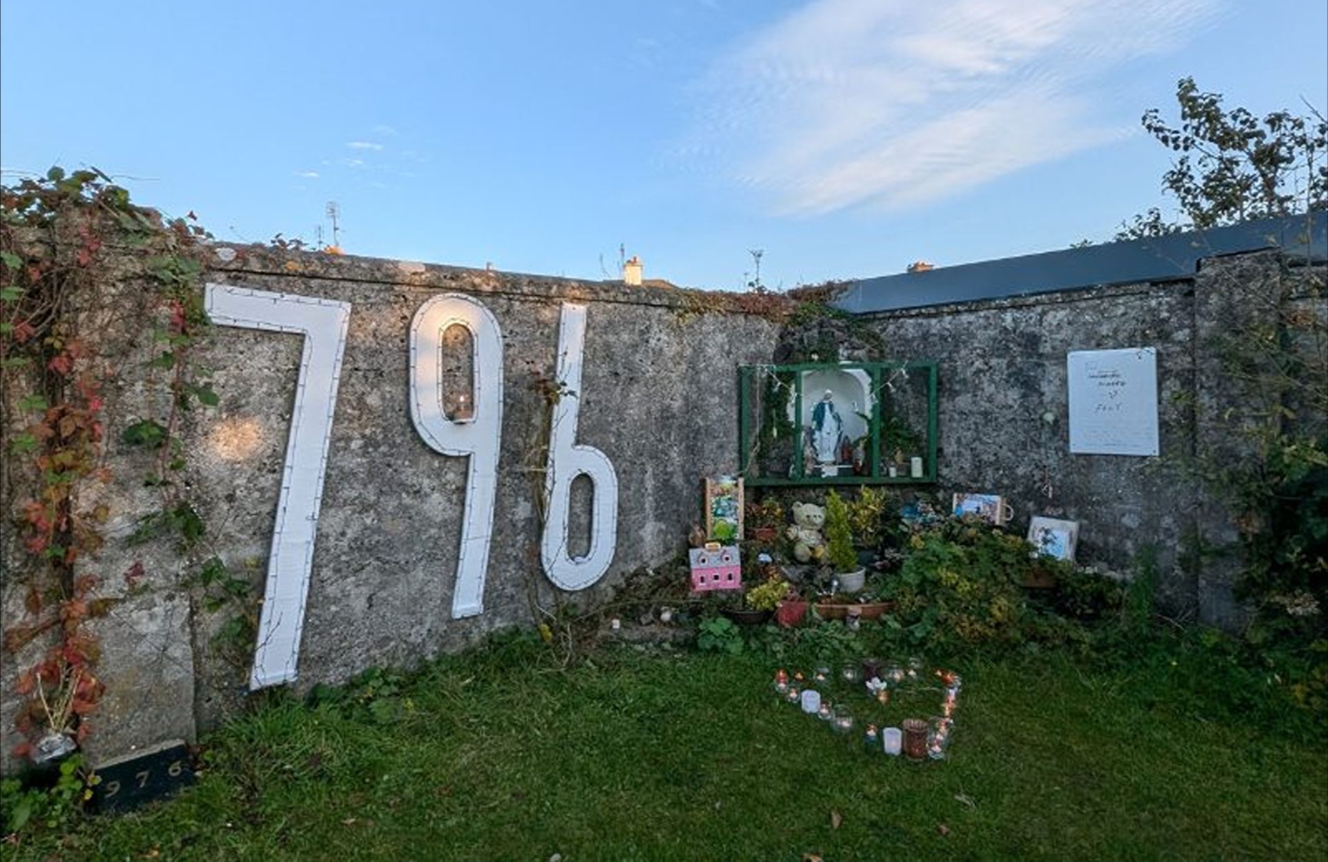 Monument commemoratiu al cementiri infantil de Tuam. La xifra 