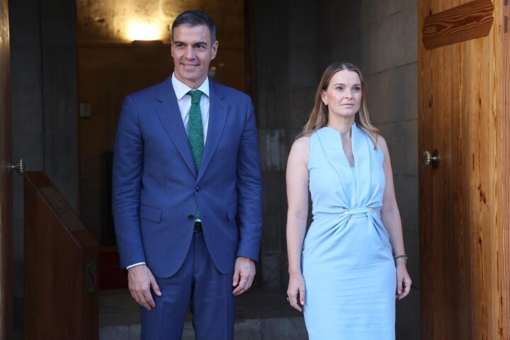 Pedro Sánchez i Marga Prohens, al Consolat de Mar l'estiu passat (fotografia: Isaac Buj / Europa Press).
