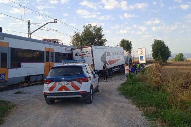 Un tren de la R3 descarrila després d’haver impactat amb un camió a Balenyà