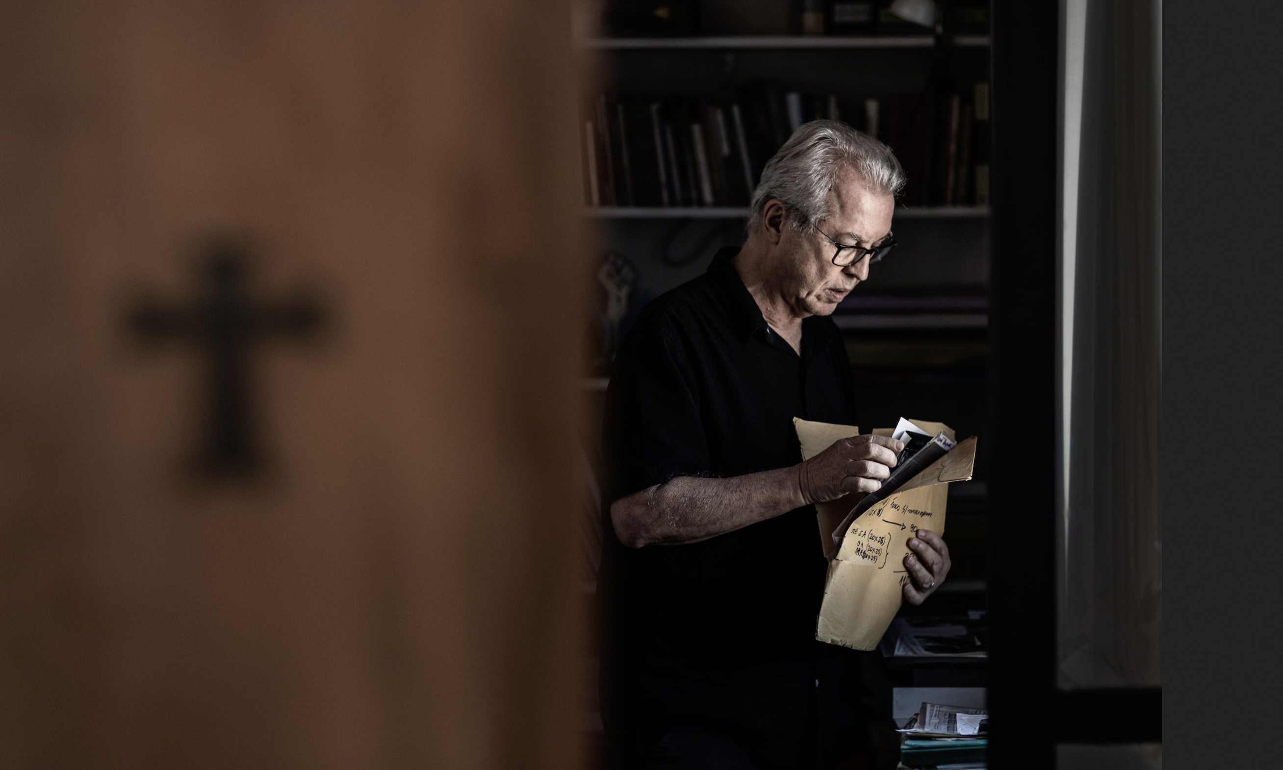Ricardo Rezende Figueira repassa els seus documents sobre el cas del ranxo de Volkswagen a l'Amazònia al seu pis, a Rio de Janeiro (fotografia: Rafael Vilela/The Washington Post).