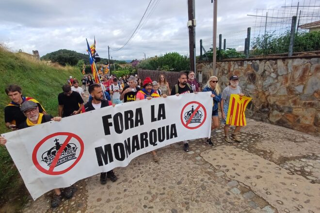 Una marxa independentista es dirigeix a Sant Martí Vell per a protestar contra la família reial espanyola