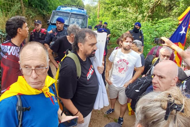 Els Mossos encapsulen la marxa independentista contra la visita de la família reial espanyola a Sant Martí Vell