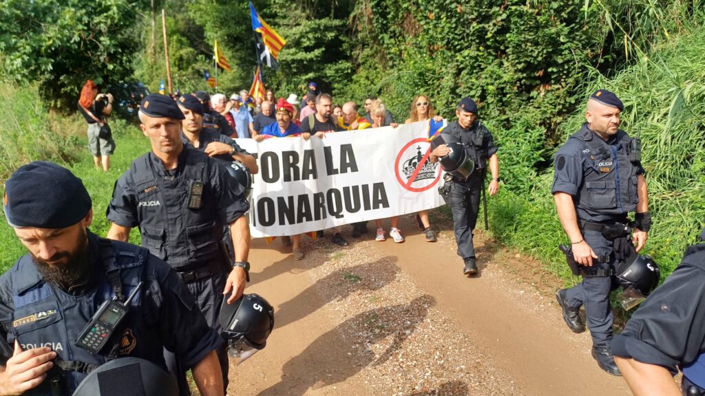 Els Mossos encapsulen la marxa independentista contra la visita de la família reial espanyola a Sant Martí Vell