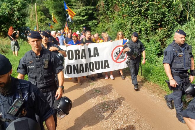 Els Mossos encapsulen la marxa independentista contra la visita de la família reial espanyola a Sant Martí Vell
