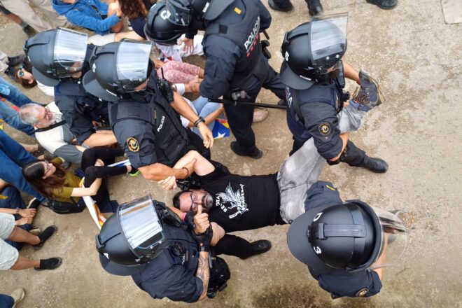 Els Mossos intenten d’expulsar els independentistes que protesten contra la família reial espanyola a Sant Martí Vell