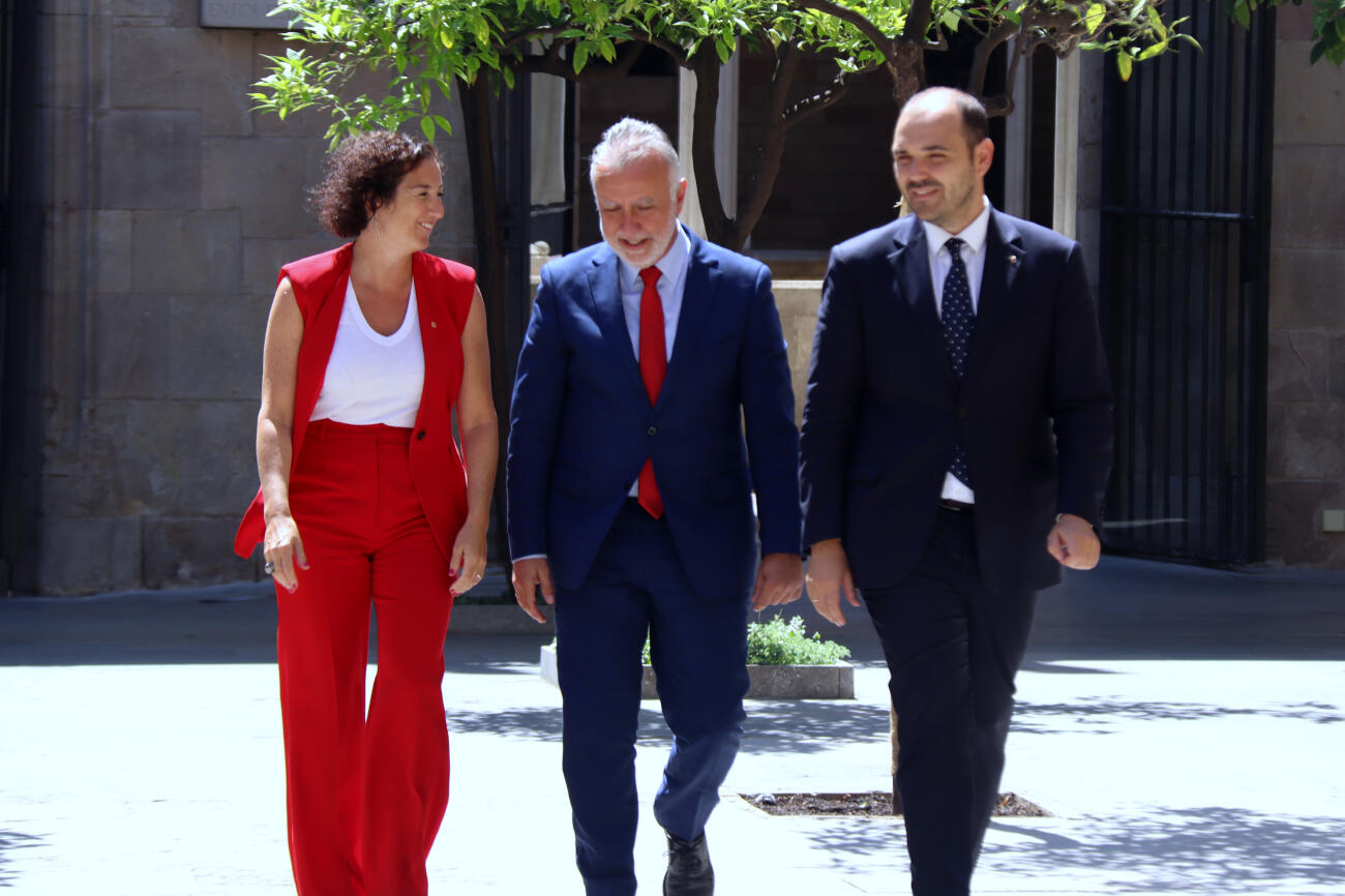 El ministre Ángel Victor Torres i els consellers Alícia Romero i Albert Dalmau arribant a la reunió de la comissió bilateral (fotografia: ACN).