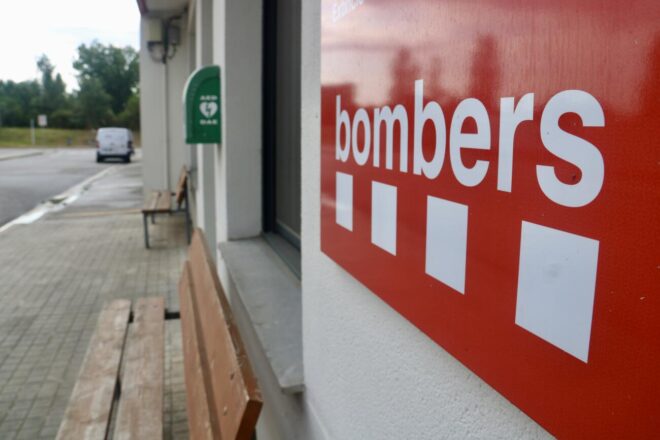 Els bombers treballen en el rescat de quatre joves arran d’un esfondrament a l’antic Hospital d’Esparreguera