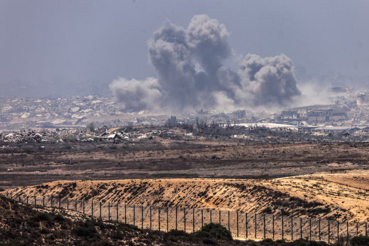 Vista d'un atac aeri israelià contra el nord de Gaza, vist del sud d'Israel estant, diumenge proppassat (fotografia: Heidi Levine/The Washington Post).